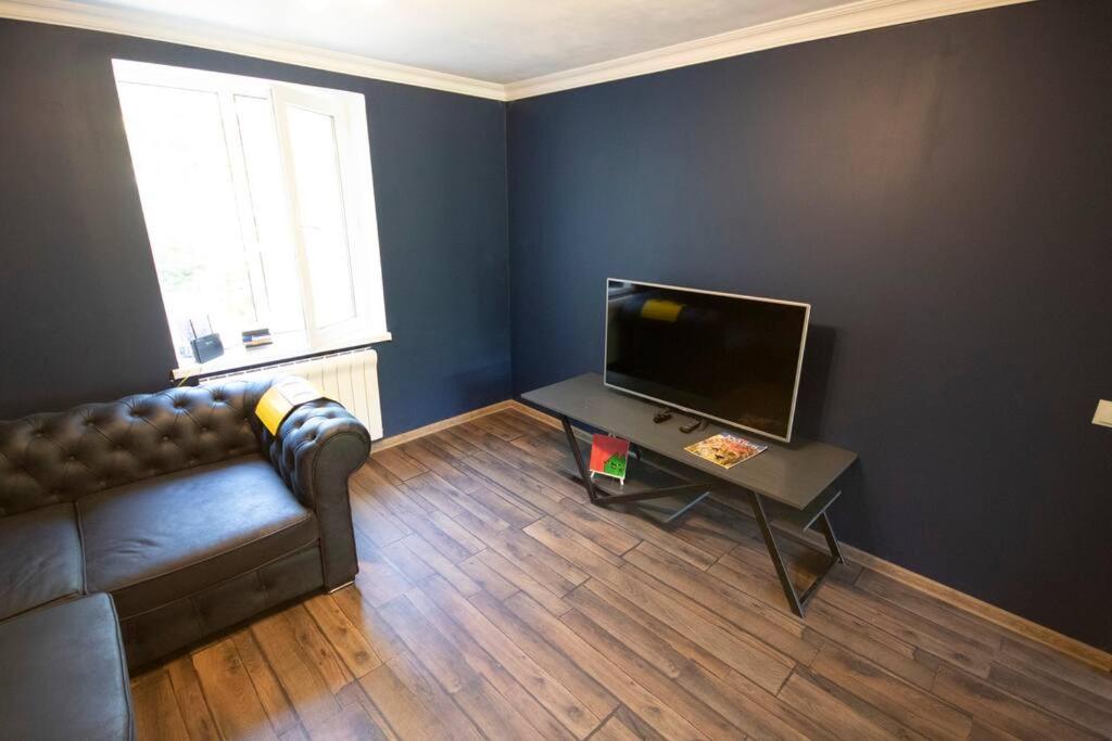 TV a/nebo společenská místnost v ubytování Ideally located spacious 3 bedroom house