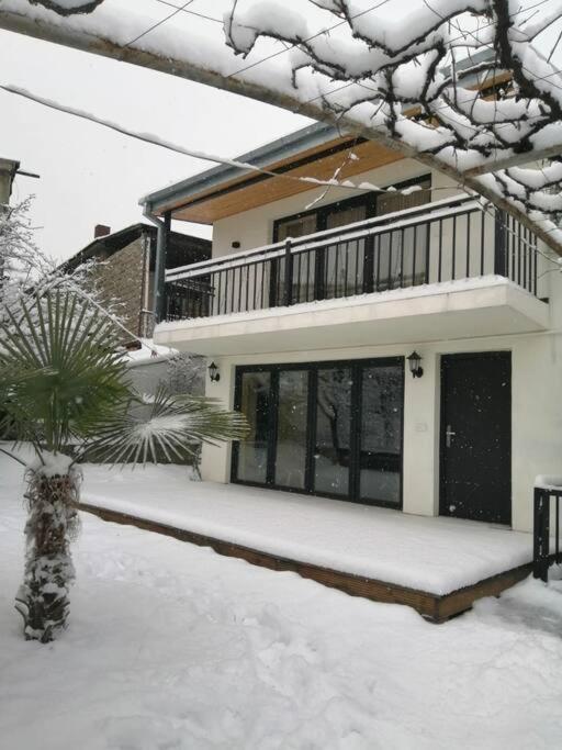 Ideally located spacious 3 bedroom house v zimě