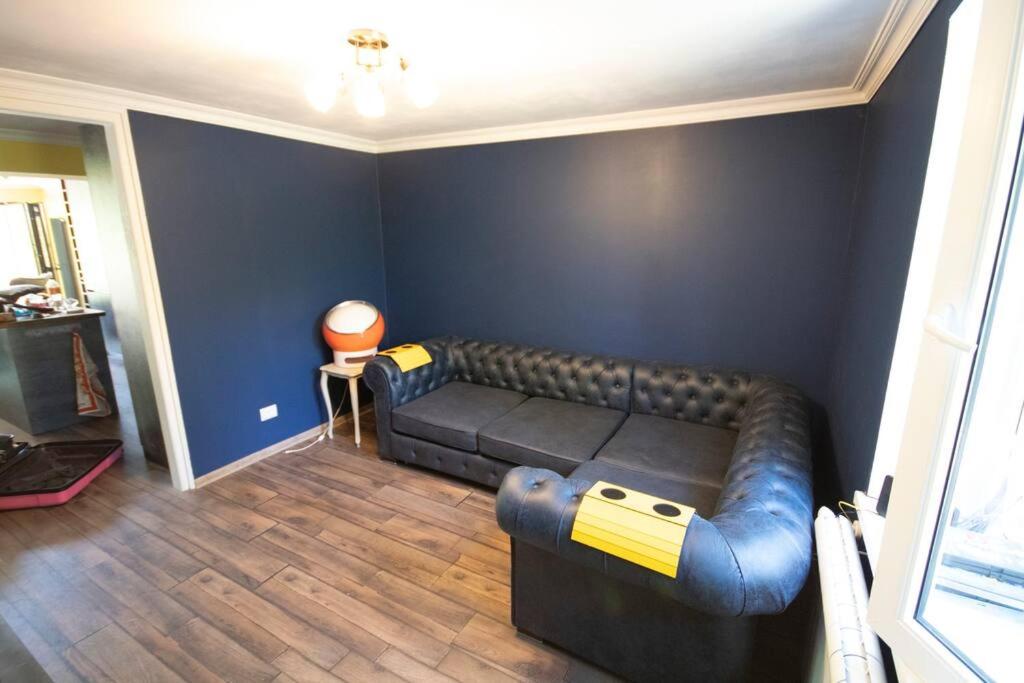 Posezení v ubytování Ideally located spacious 3 bedroom house