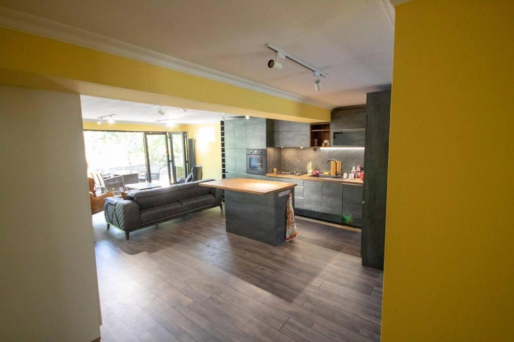 Kuchyň nebo kuchyňský kout v ubytování Ideally located spacious 3 bedroom house