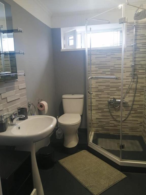 Koupelna v ubytování Ideally located spacious 3 bedroom house