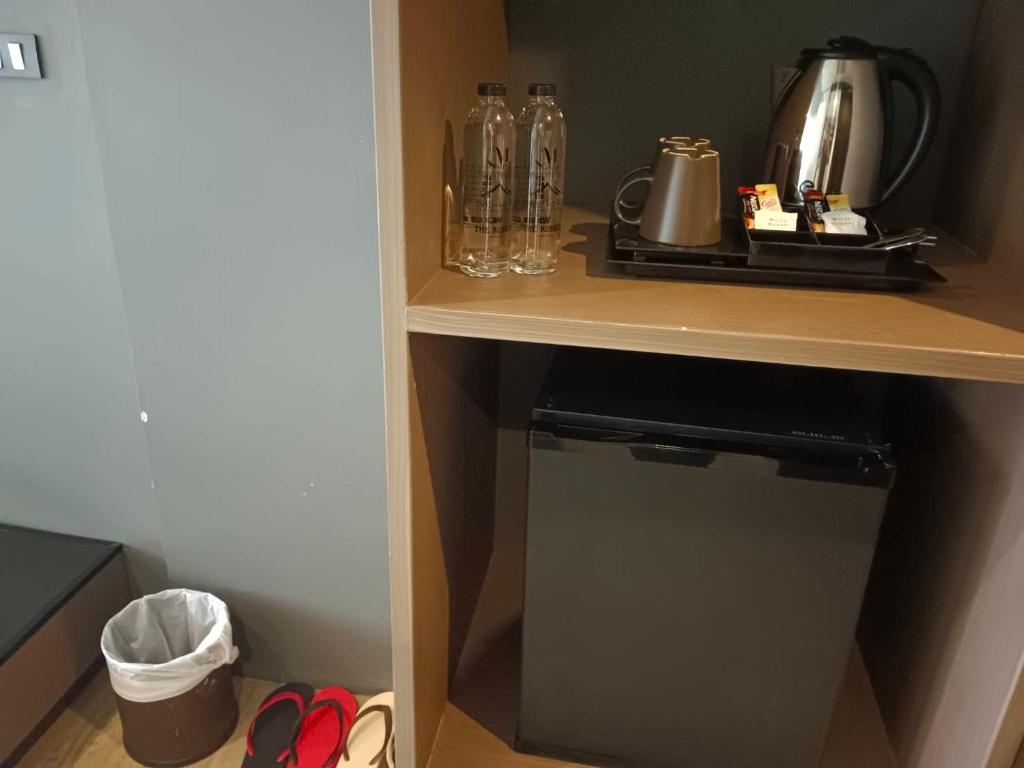 Příslušenství pro přípravu čaje a kávy v ubytování Maya Phuket Airport Hotel-Naiyang Beach