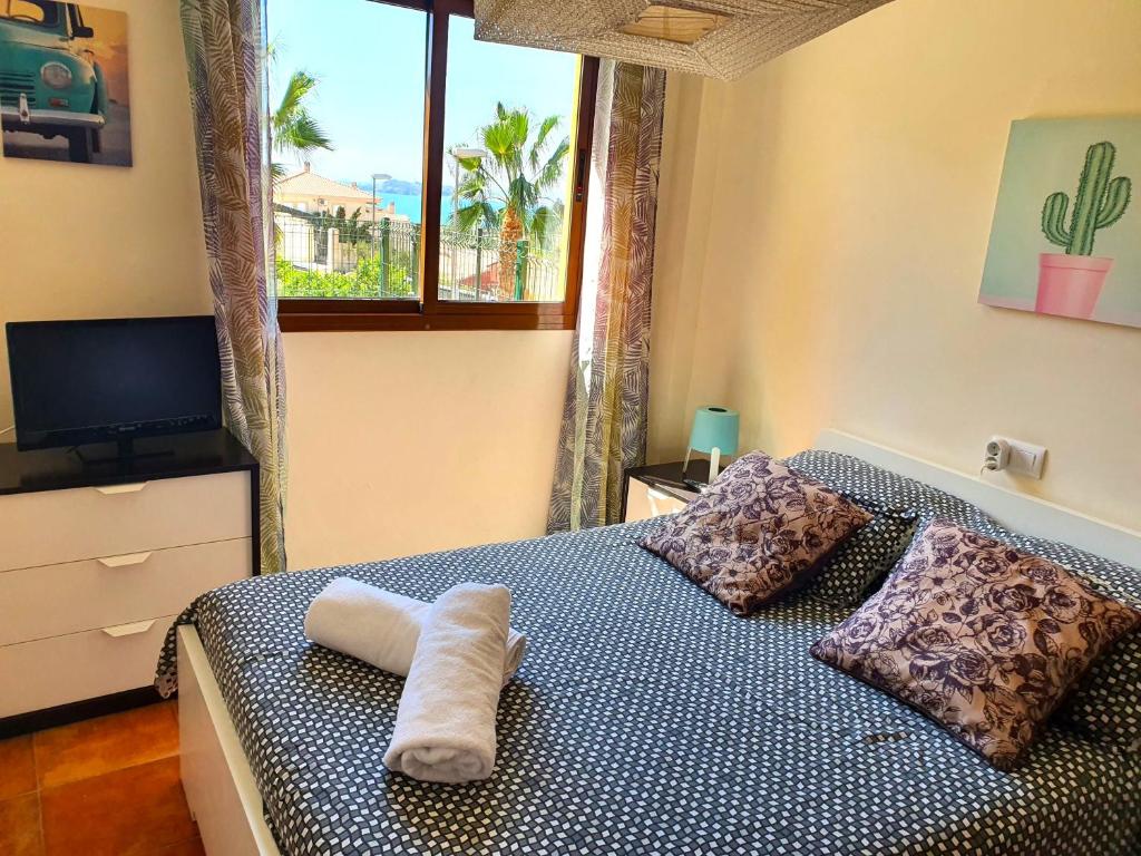 Postel nebo postele na pokoji v ubytování Apartamento con hermoso jardín y AC