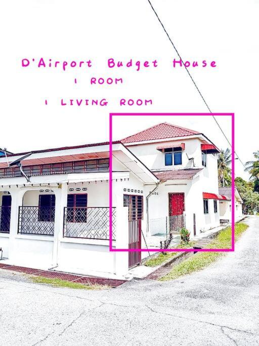 une photo d'une maison blanche avec une maison économique et un espace de vie dans l'établissement Budget House Near Penang Airport Bayan Lepas Penang, à Bayan Lepas