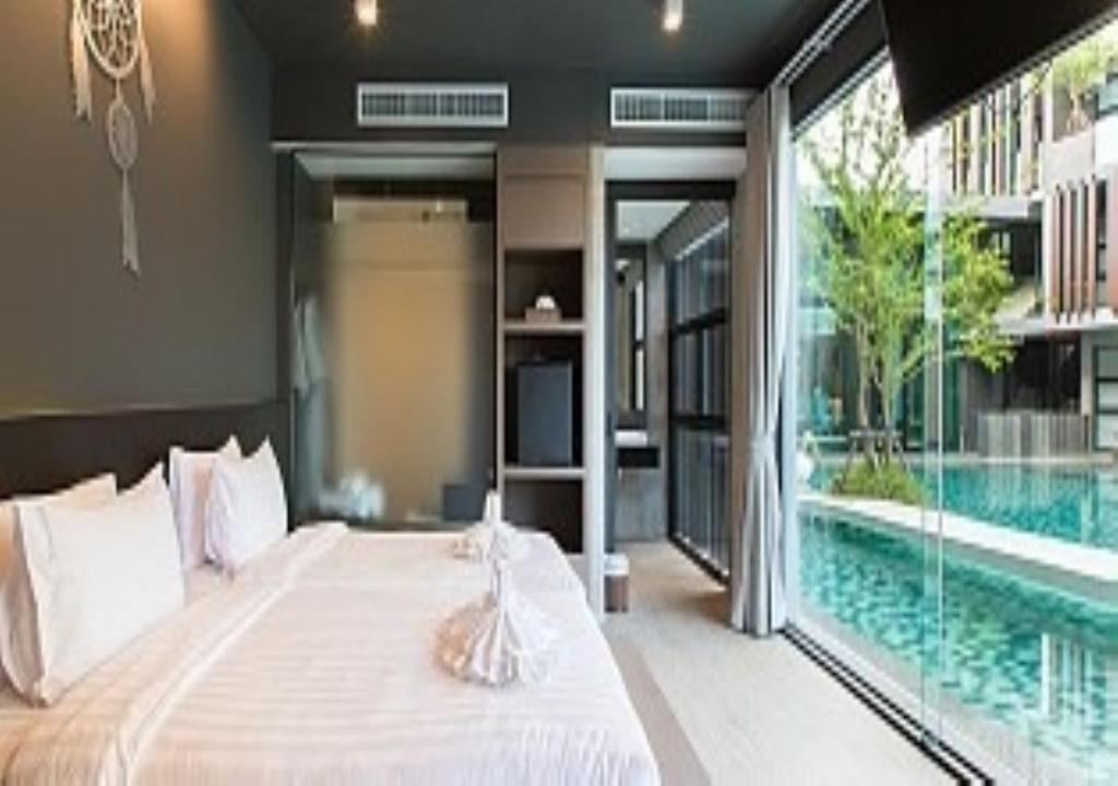 Bazén v ubytování Maya Phuket Airport Hotel-Naiyang Beach nebo v jeho okolí
