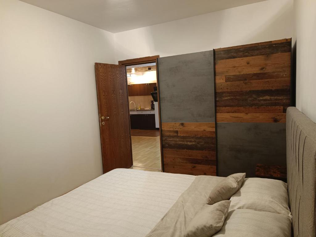 ein Schlafzimmer mit einem Bett und einer Schiebetür in der Unterkunft Tree VI House in Roşu