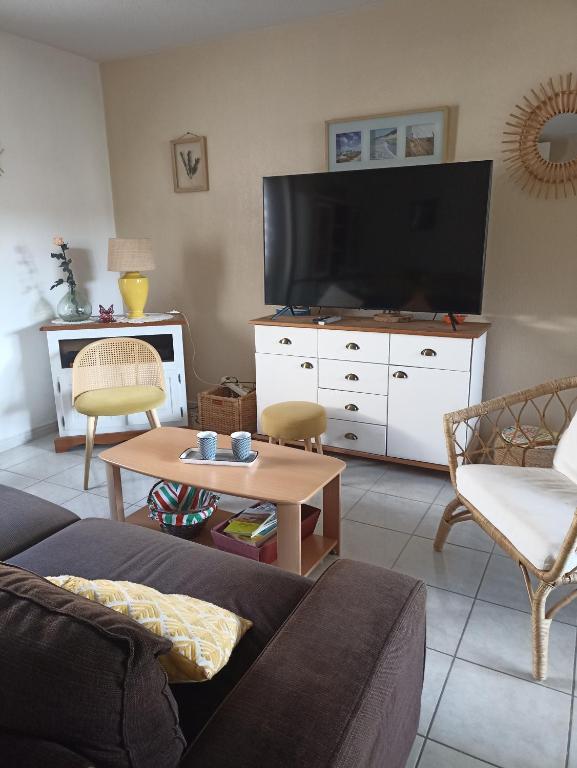 TV a/nebo společenská místnost v ubytování MAUGUIO-Carnon P2 60 m2, Tout confort, spacieux, CLIM, wifi, balcon, parking privé couvert, 15 min de la mer, de Montpellier