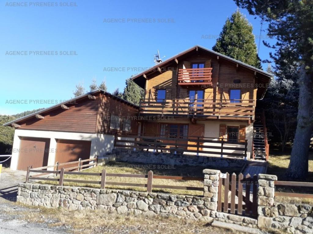 una gran casa de madera con una pared de piedra en Chalet Matemale, 5 pièces, 6 personnes - FR-1-295-187, en Matemale