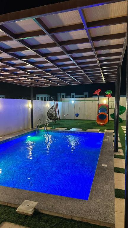 Bazén v ubytování استراحة المرجانalmarjan chalet nebo v jeho okolí