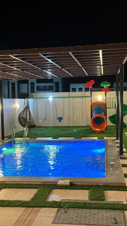 Bazén v ubytování استراحة المرجانalmarjan chalet nebo v jeho okolí