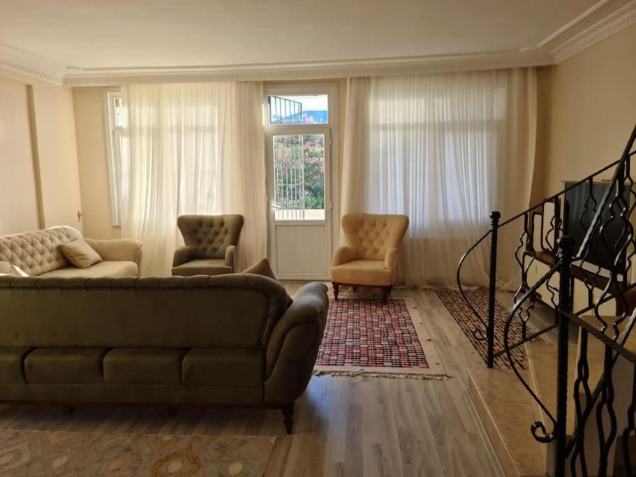 un soggiorno con divano e 2 sedie di 4 floors 8 beds villa a Beylikdüzü