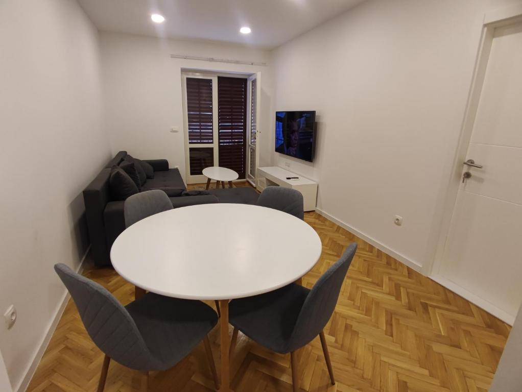 TV a/nebo společenská místnost v ubytování Apartments Šarić