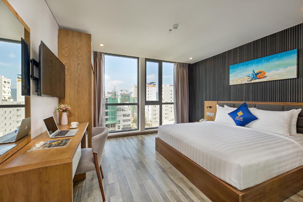 Postel nebo postele na pokoji v ubytování Jolia Hotel Danang Beach