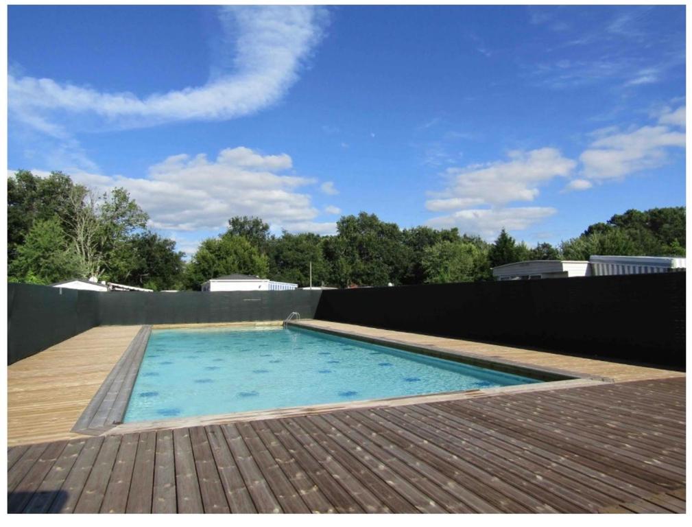 une piscine sur le toit d'une maison dans l'établissement Mammiehome - 6 places - Mimizan - Camping La Lande, à Mimizan