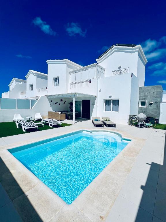 Lovely Villa Sanmar, heated pool, private gymnasium