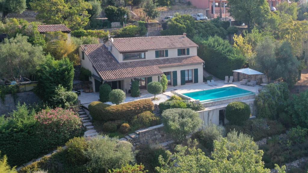 eine Luftansicht eines Hauses mit Pool in der Unterkunft Haute Vue - Luxury Villa - Private Pool & Panoramic View in Montauroux