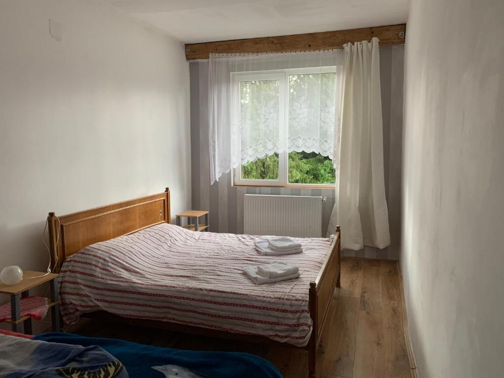 a bedroom with a bed and a window at Weinesya Sun7 in Beliş