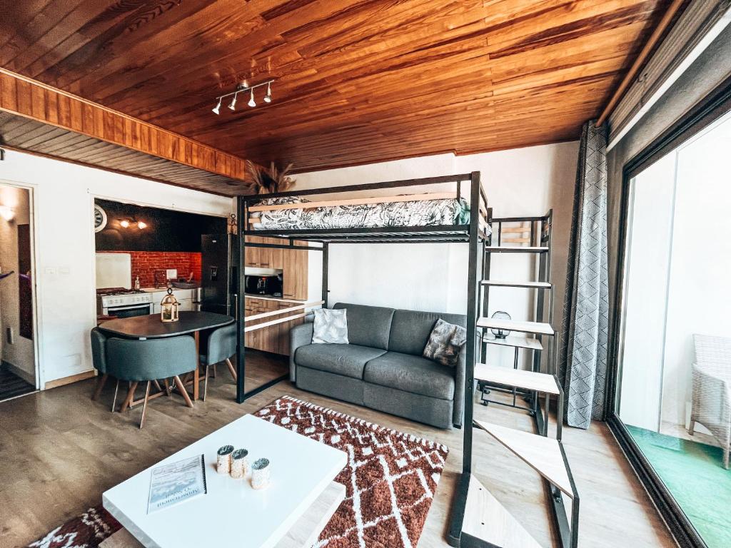 une chambre avec des lits superposés et un salon dans l'établissement Grand Studio « Ô Soleil » 4 pers. 200m des pistes., à La Salle Les Alpes