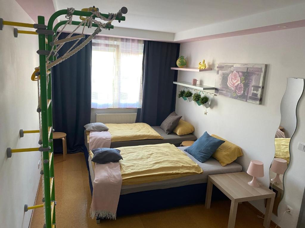 1 Schlafzimmer mit 2 Betten und einer Laterne in der Unterkunft Ruhiges Zimmer im Gasthaus in Essen