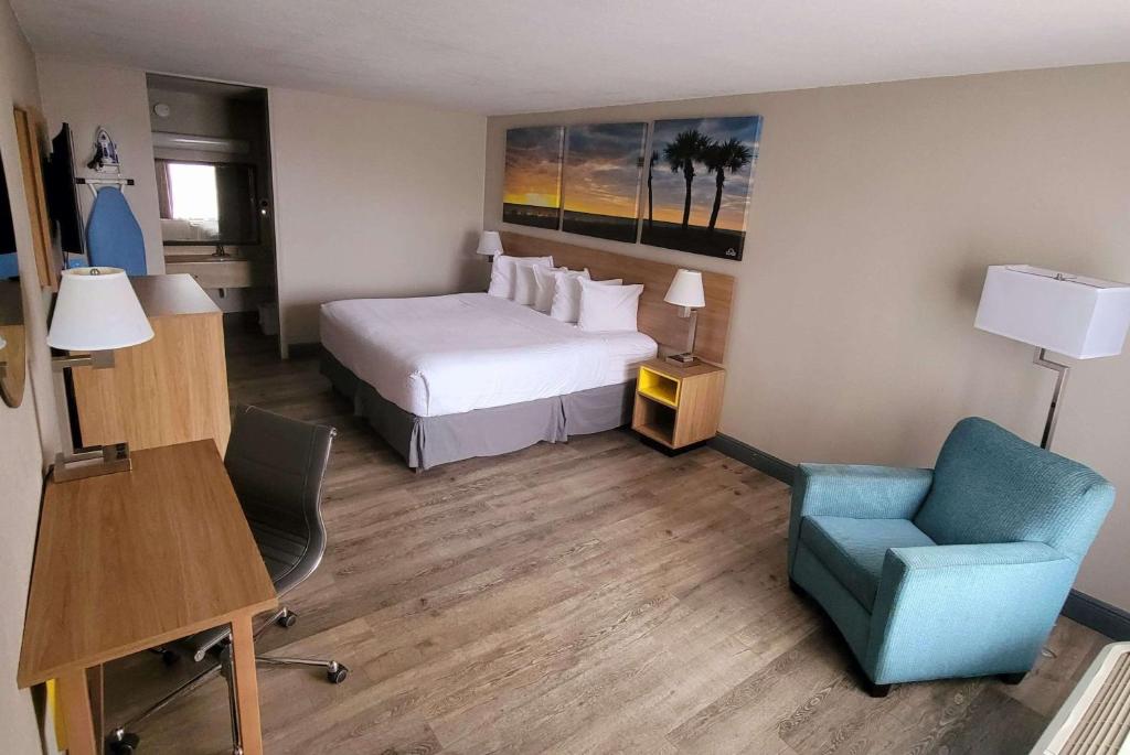 Postel nebo postele na pokoji v ubytování Days Inn by Wyndham Titusville Kennedy Space Center
