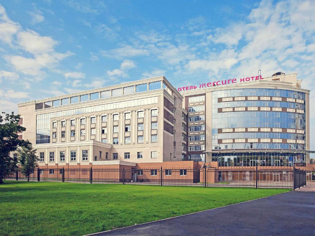 un gran edificio blanco con un cartel. en Mercure Lipetsk Center, en Lipetsk