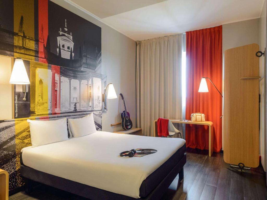 Postel nebo postele na pokoji v ubytování Ibis Milano Fiera