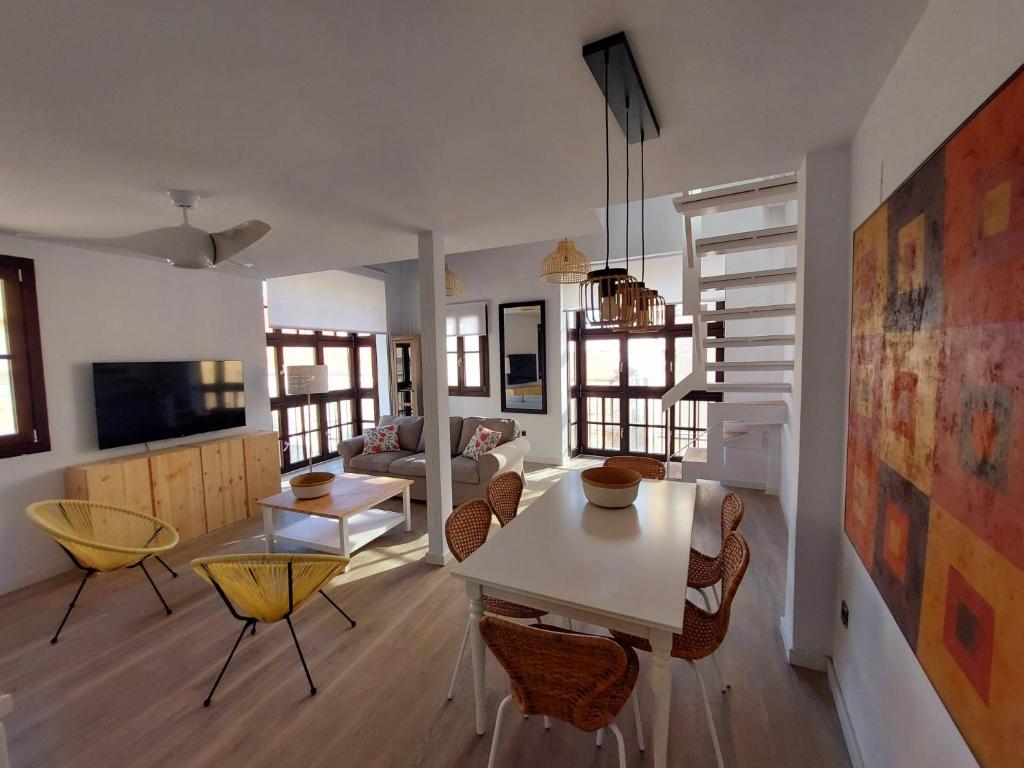 uma sala de estar com uma mesa branca e cadeiras em Doña Elvira. Las Terrazas em Málaga
