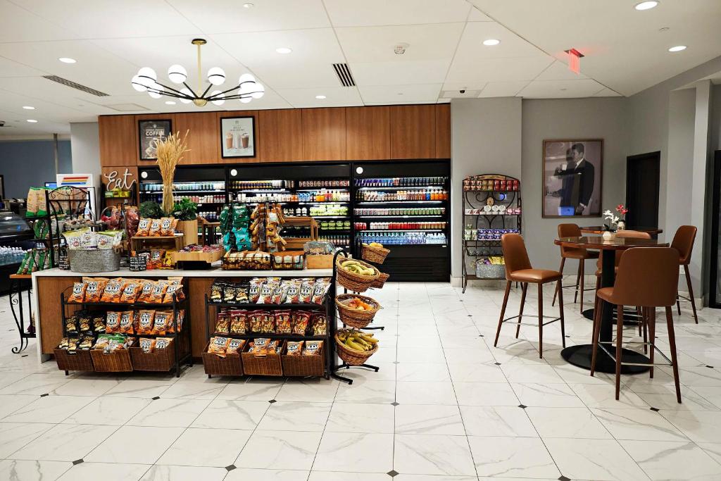Supermarket nebo jiné obchody v  hotelu nebo okolí