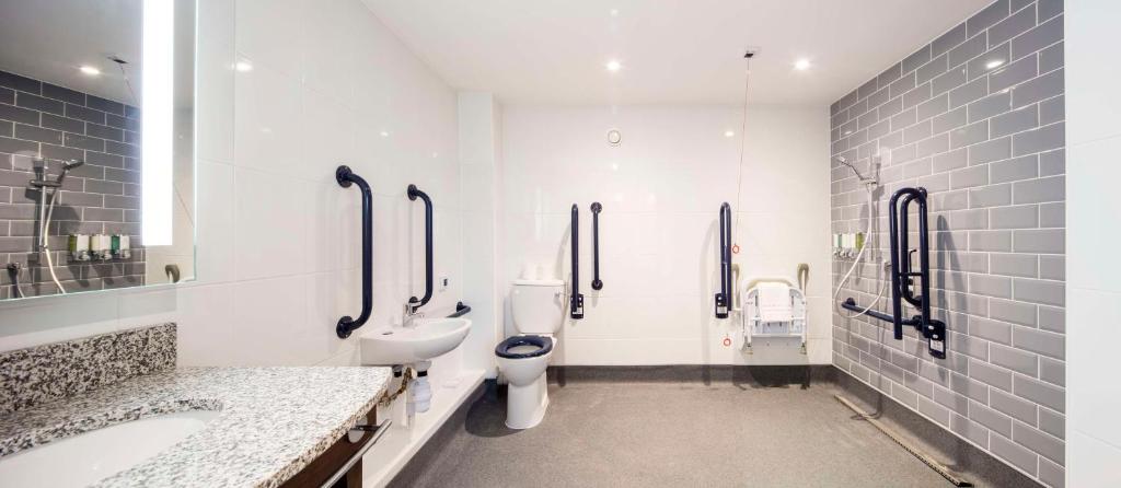 Hampton By Hilton Humberside Airport - Queen Room With Roll-In Shower - Mobility Accessible/Non-Smoking