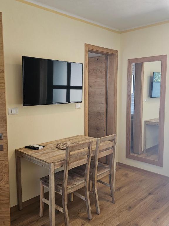 TV a/nebo společenská místnost v ubytování Kamp Brda Camping and rooms