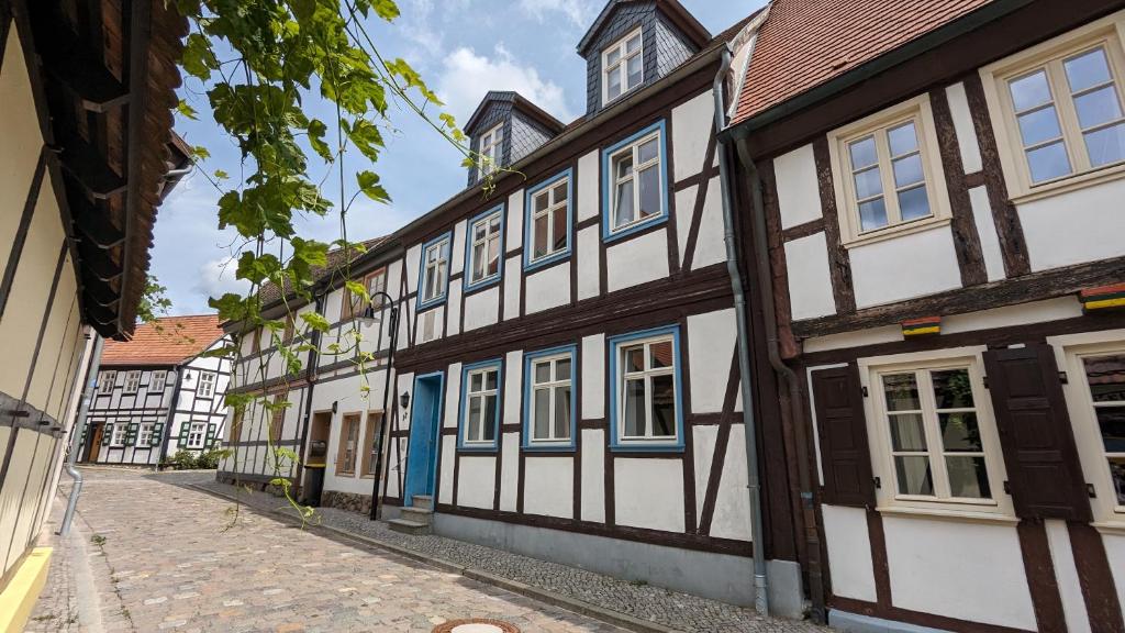 een rij middeleeuwse huizen in een straat bij Zum Binnenschiffer Tangermünde in Tangermünde