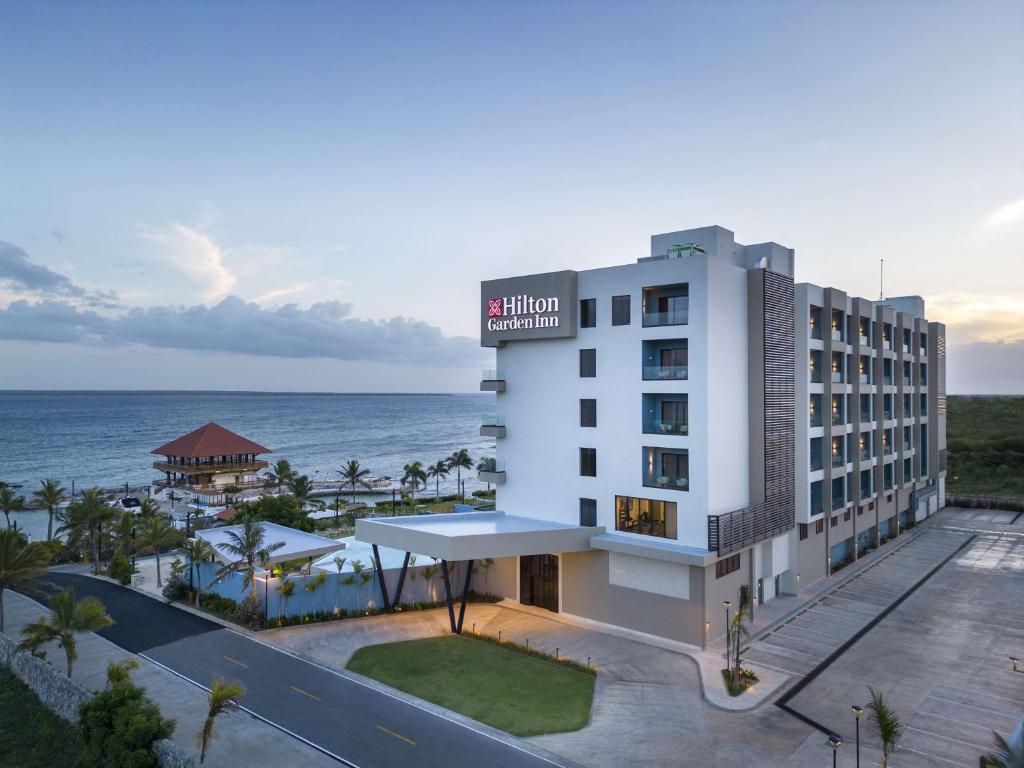 una vista aérea del hotel de playa de Sheraton miami en Hilton Garden Inn La Romana, en La Romana