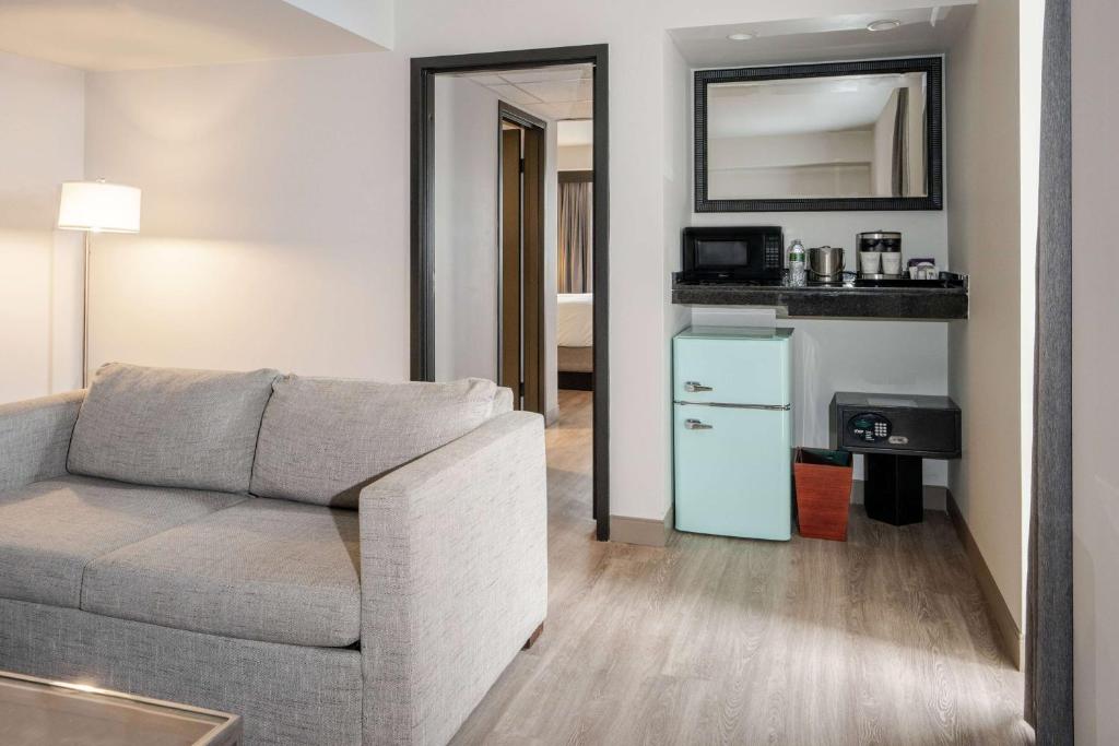 Sofa City Fort Smith Ar Phone Number Baci Living Room