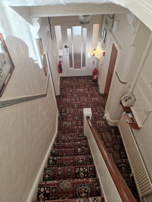 uitzicht op een gang met een trap bij Vance House in Blackpool