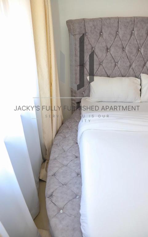 Postel nebo postele na pokoji v ubytování Jacky's Milimani suites