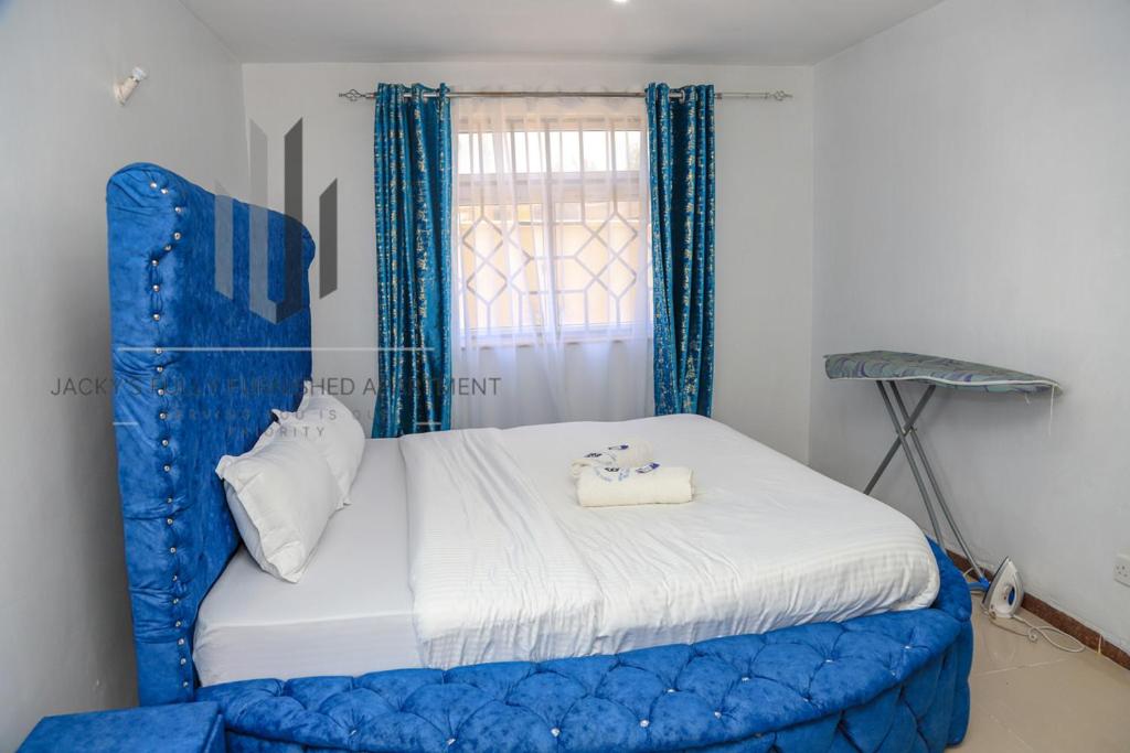 Postel nebo postele na pokoji v ubytování Jacky's Milimani suites
