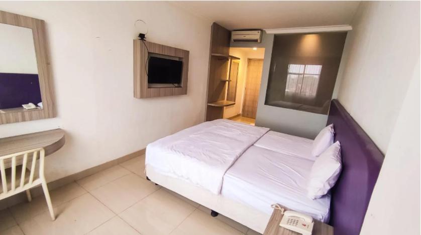 Katil atau katil-katil dalam bilik di Belvena Makati Hotel