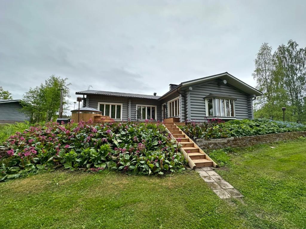 une maison avec un escalier en face d'une cour dans l'établissement Villa Sahi, à Iisalmi