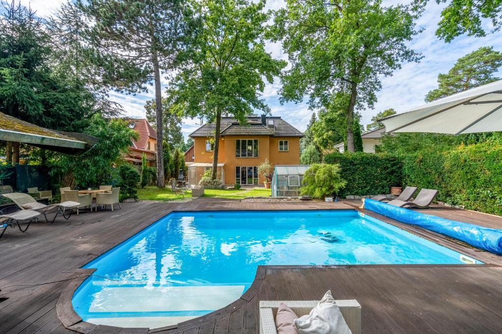 una piscina en el patio trasero de una casa en Luxury Hideaway with Pool and Sauna, en Kleinmachnow