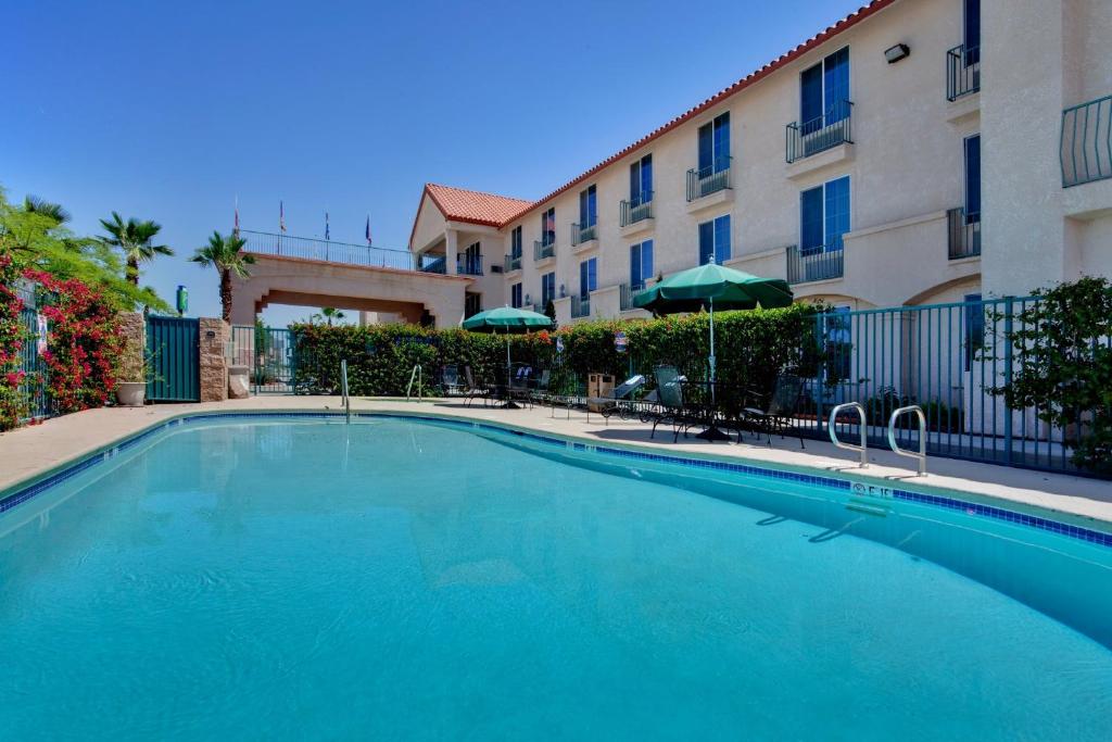duży basen przed budynkiem w obiekcie Holiday Inn Express Calexico, an IHG Hotel w mieście Calexico