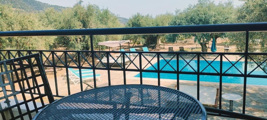 Bazén v ubytování Ipsario Garden Hotel nebo v jeho okolí