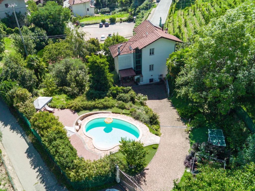 an overhead view of a house with a swimming pool at La Casa di Baba in Masserano