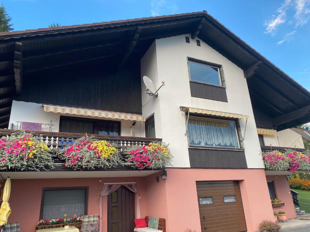 a house with flowers on the balcony at Ferienwohnung Zapfl Maria in Greisdorf