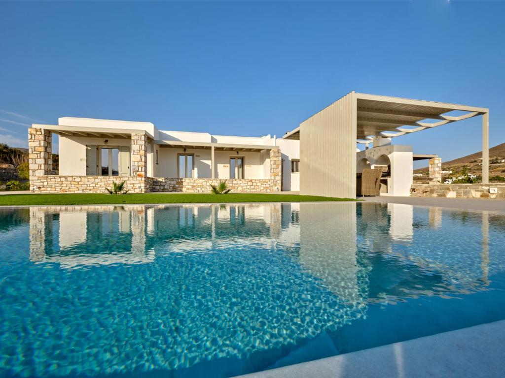 una casa con piscina frente a ella en Villa Leo - Unique & Calm, en Kampos