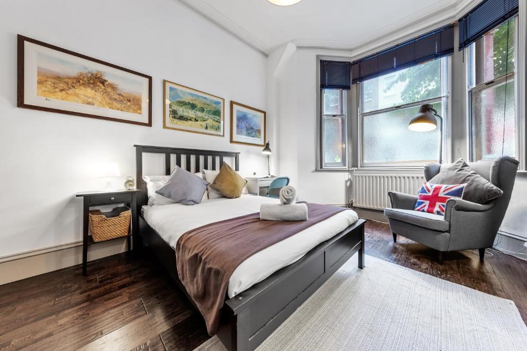 Ένα ή περισσότερα κρεβάτια σε δωμάτιο στο Quiet 2x bedroom Victorian Terrace flat + Garden