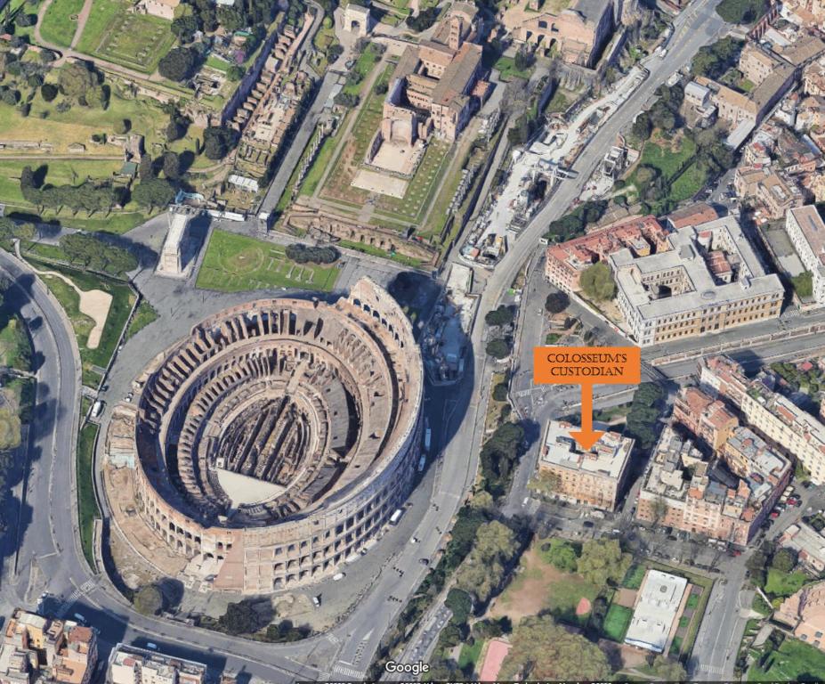 una vista sul soffitto di un grande edificio in una città di NEW Colosseum's Custodian Apartment 115 m2 a Roma