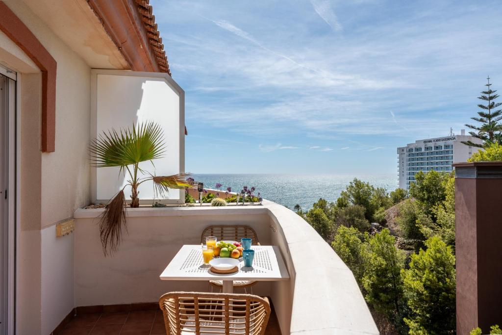 COASTAL PARADISE 3bed , POOL , SEA VIEWS!