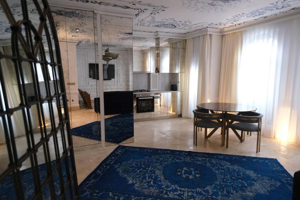 ein Wohnzimmer mit einem Tisch und einem Esszimmer in der Unterkunft AB Residences -Cihangir Luxury Sapphire Apartment in Istanbul