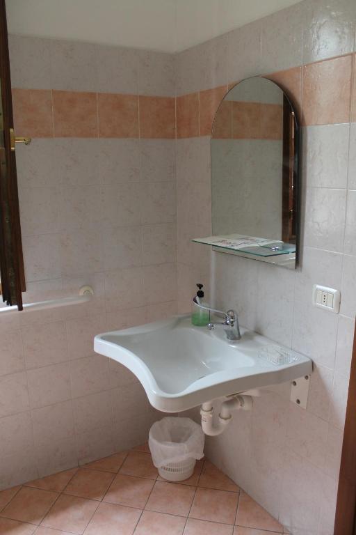 La Rizza - Twin Room - Disability Access