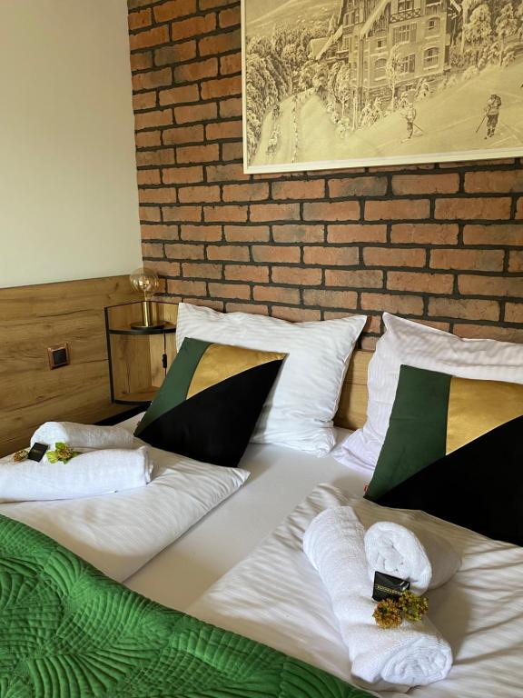 Postel nebo postele na pokoji v ubytování GOLD MOUNTAIN Apartament Szklarska Poręba